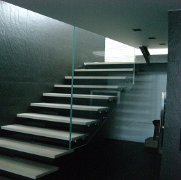 Консольная лестница со стеклянным ограждением 